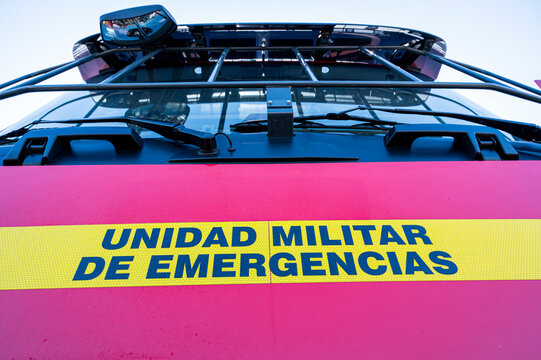 A red and yellow sign on a truck that says "Unidad Militar de Emergencias" in Spanish