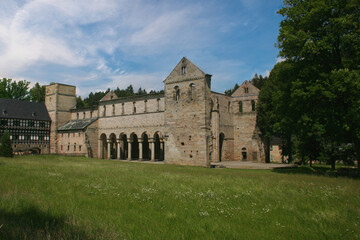 Blick auf das Kloster Paulinzella mit Jagdschloss in Th&uuml;ringen