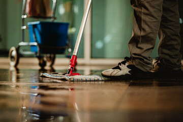 Reinigungskraft mit Wischmobpp