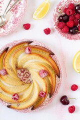 Gâteau design aux framboises et cerises