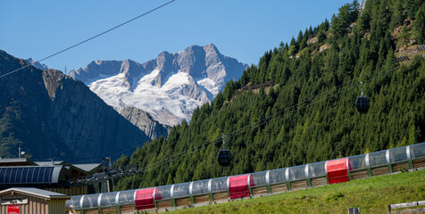 View from the Glacier Express onto the glaciated Alpine peaks and the gondola lift Guetsch-Express near Andermatt in the canton of Uri, Switzerland © leopold