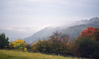 Blick bei Nebel und Dunst am Morgen von den Marburger Höhen in die Stadt runter
