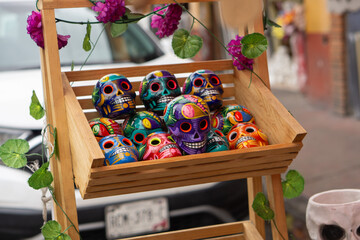 Decoración artesanal del Día de Muertos con calaveras y flores coloridas