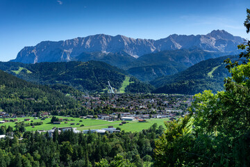 Schönes Bayern: Blick von oben von der Burg Werdenfels auf Garmisch-Partenkirchen - mit Gipfel im...