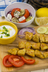 Souvlaki de pollo, ensalada griega y tzatziki