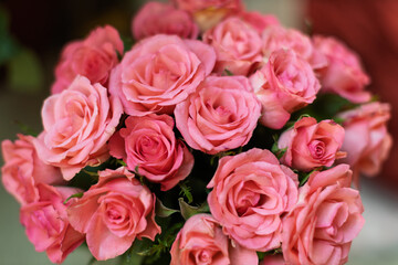 Naklejka premium A lush bouquet of numerous delicate pink roses with soft, intricate petals is beautifully arranged, creating a vibrant floral display.