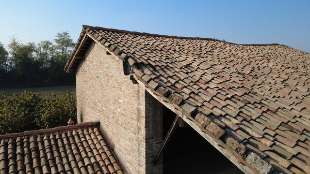 Tetto in coppi distrutto in parte dal vento e grandine - Oltrep&ograve; Pavese - Pavia - Italia