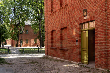 Zabudowania zrewitalizowanego osiedla mieszkaniowego w Łodzi