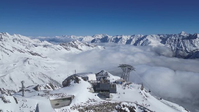Gaislachkogl Bergstation in S&ouml;lden im Winter - Drohnenvideo