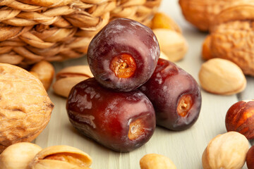 Obraz premium dates fruit on wood background