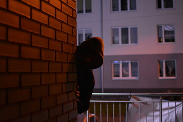 Mroczny mężczyzna w ciemnej uliczce © Maciej