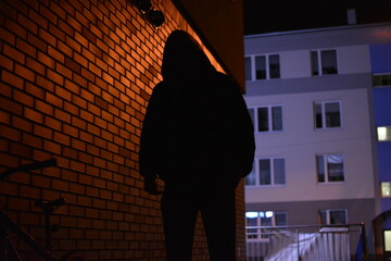 Mroczny mężczyzna w ciemnej uliczce © Maciej