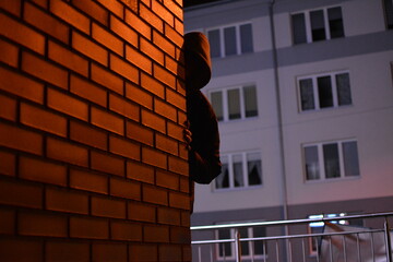 Mroczny mężczyzna w ciemnej uliczce