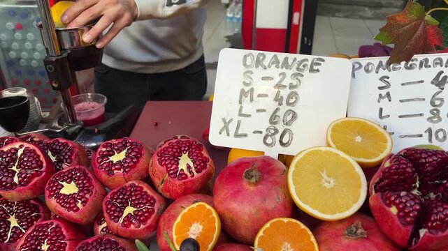 Fr&uuml;chte Verkaufsstand auf Markt in Istanbul, 2023