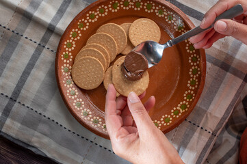 Manipulacion de alimentos, manejop de comida en la cocina, manos untando crema de avellanas y cacao...