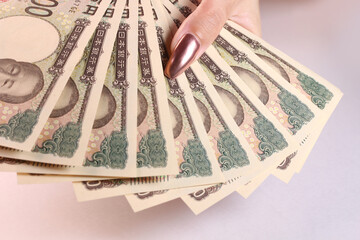 1万円札と女性の手