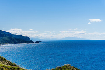 北海道、神威岬から積丹ブルーの海と水平線を臨む。秋10月