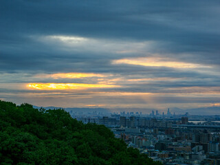 神戸市東灘区岡本の山手より早朝、芦屋大阪方面方朝日が昇る