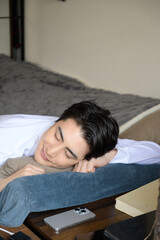 ベッドにうつ伏せで眠る日本人男性