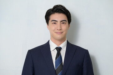 白背景で微笑む日本人男性