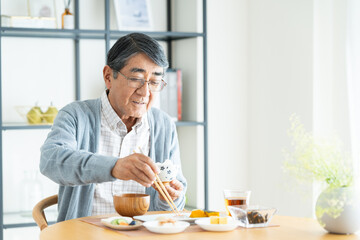 食事をするシニアの男性