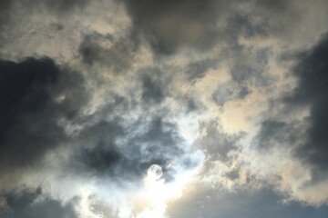 太陽と雲が作り出す生命力のある空