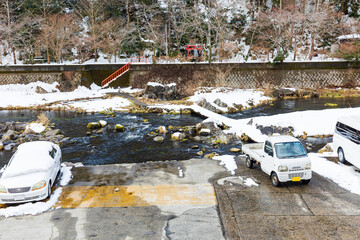 冬化粧した湯原温泉街