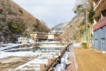 冬化粧した湯原温泉街