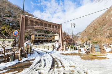 冬化粧した湯原温泉街