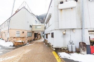冬化粧した湯原温泉街