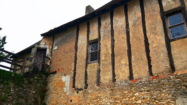 Cours int&eacute;rieure du ch&acirc;teau fort de Forges du XVe si&egrave;cle &agrave; Concremiers dans l&rsquo;Indre. R&eacute;gion du Berry France Europe