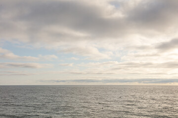Obraz premium The sky is cloudy and the ocean is calm