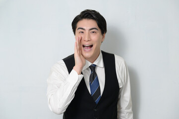 白背景で呼びかける日本人男性