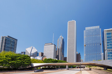 Fototapeta premium Vibrant sunny view of Chicago downtown skyline under a blue sky