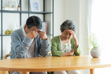 自宅で悩むシニアの夫婦