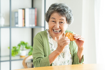 煎餅を食べるシニアの女性