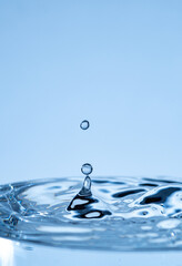 美しい水滴のアクションショット