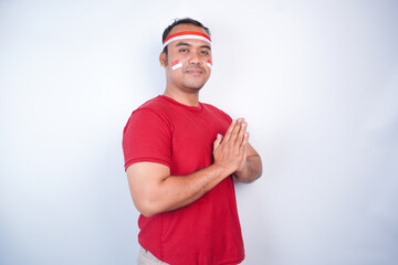 Naklejka premium Indonesian men celebrate Indonesian independence with give namaste greeting hands. independence day on August 17 isolated over white background