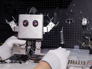 I made my own robot.Repair the robot on the workbench