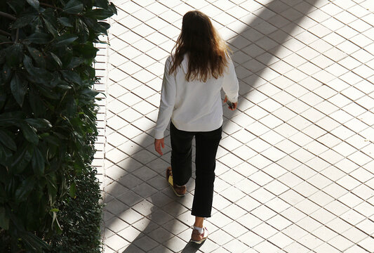 Mujer con sombra alargada