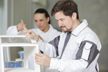 Obraz premium self-employed carpenter painting chair at carpentry