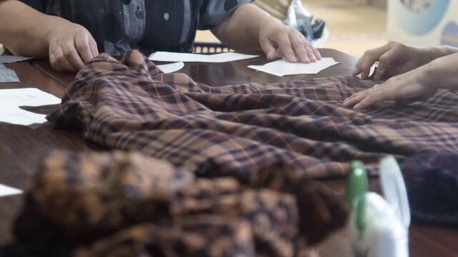 帽子を手作りする女性