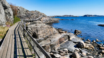 Entlang der Küste auf dem Wanderweg Dyröleden auf der Insel Dyrön © turtles2