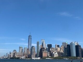 Obraz premium a boat is in the water near a city