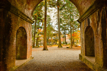 秋の日本、歴史を感じる都、京都の紅葉は美しい