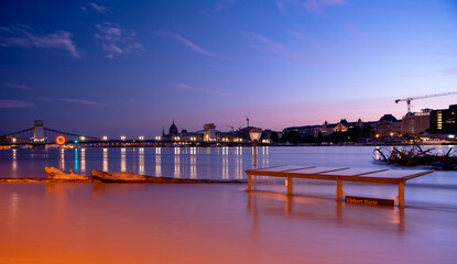 Obraz premium Budapest, Hungary - September 21, 2024: Danube River overflowing its banks in surreal violet dawn