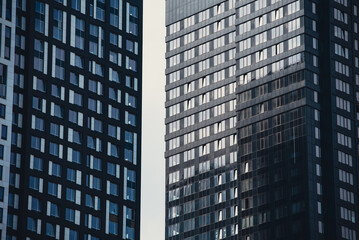 Fototapeta premium mirrored windows of the facade of an office building