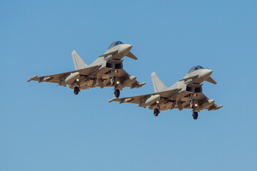 Formación de aviones de combate aterrizando