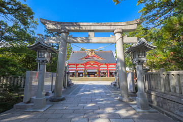 富山・日枝神社の鮮やかな本殿と鳥居　青空に映える朱色の社殿