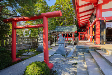 富山・日枝神社の鮮やかな本殿と鳥居　青空に映える朱色の社殿